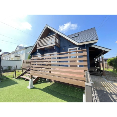 千歳市里美三丁目のログハウス施工中古戸建です。整備されたドッグランスペース。2025年9月外壁屋根塗装済み。
