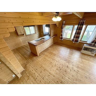 キッチン背面からも光が差し込む明るい空間です。