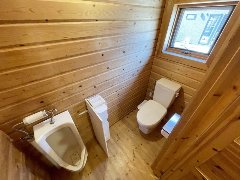 1階トイレは温水洗浄機能付きです。