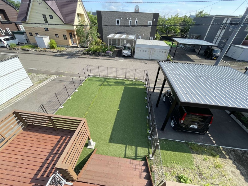 2階バルコニーからの眺めです。ワンちゃんやお子様が安全に遊んでいる姿を見守れるレイアウト。