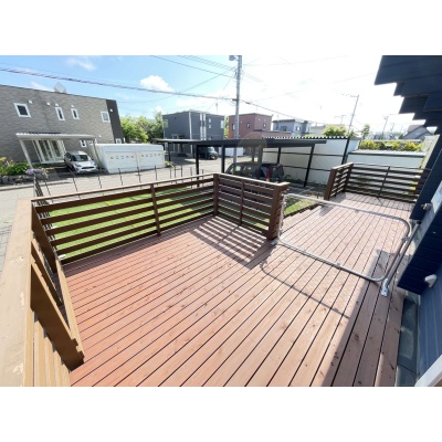 BBQなどもできる広々としたウッドデッキ、キッチン横の掃き出し窓からの導線があります