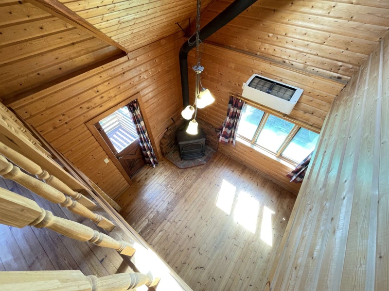 2階吹抜けからのリビング上部の眺めです。まるで山小屋に訪れたかのような趣です。