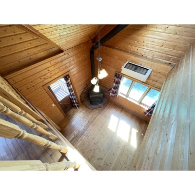 2階吹抜けからのリビング上部の眺めです。まるで山小屋に訪れたかのような趣です。