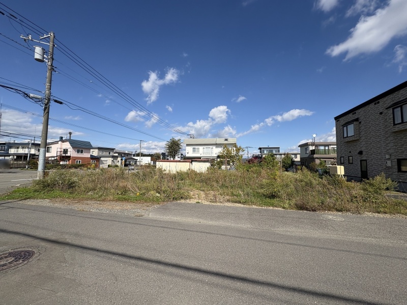南側の幅員10m道路から見た敷地