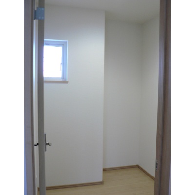 書斎は個室なのでワークスペースや趣味部屋として集中したい時に