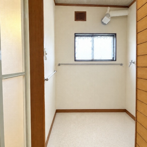 【洗濯・脱衣スペース】洗面所と分けることで朝の混雑を回避！