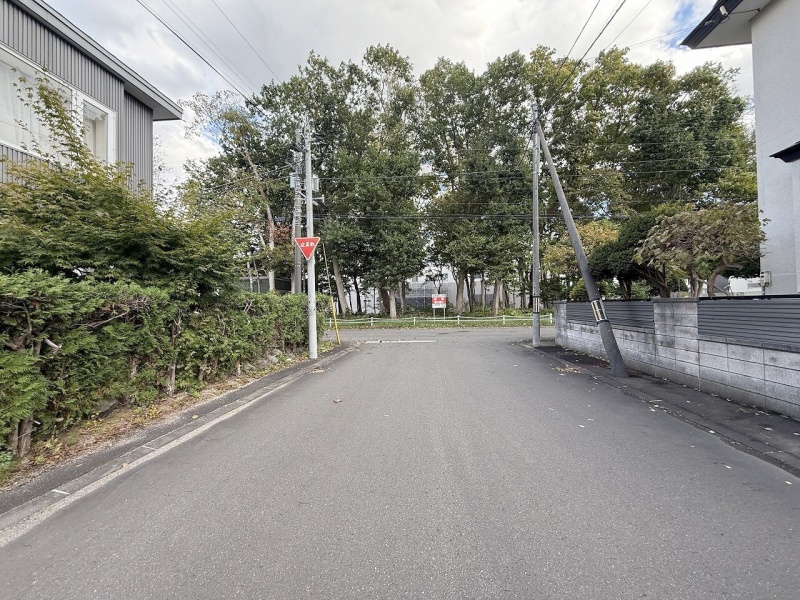 車の出入りもしやすく、開放感のある立地です♪