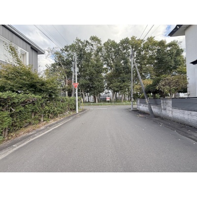 車の出入りもしやすく、開放感のある立地です♪