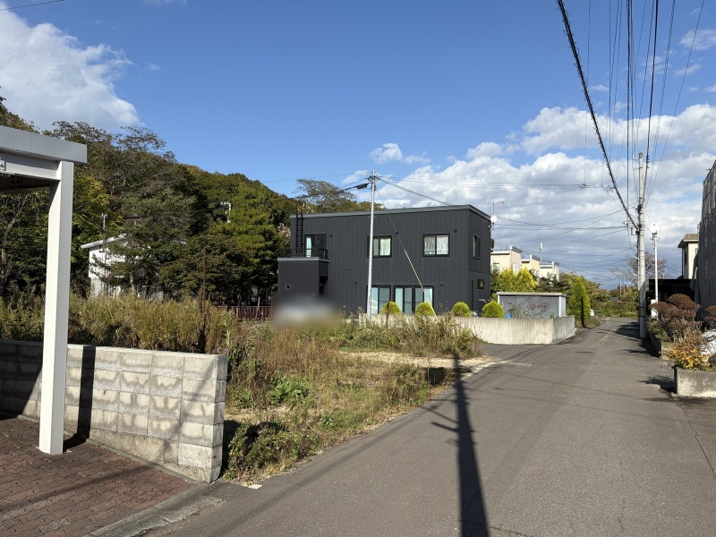 北東側道路から見た現地と街並み