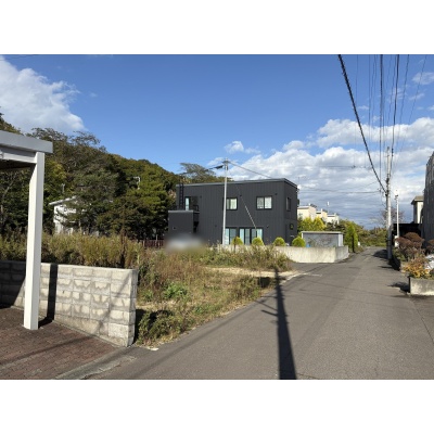 北東側道路から見た現地と街並み