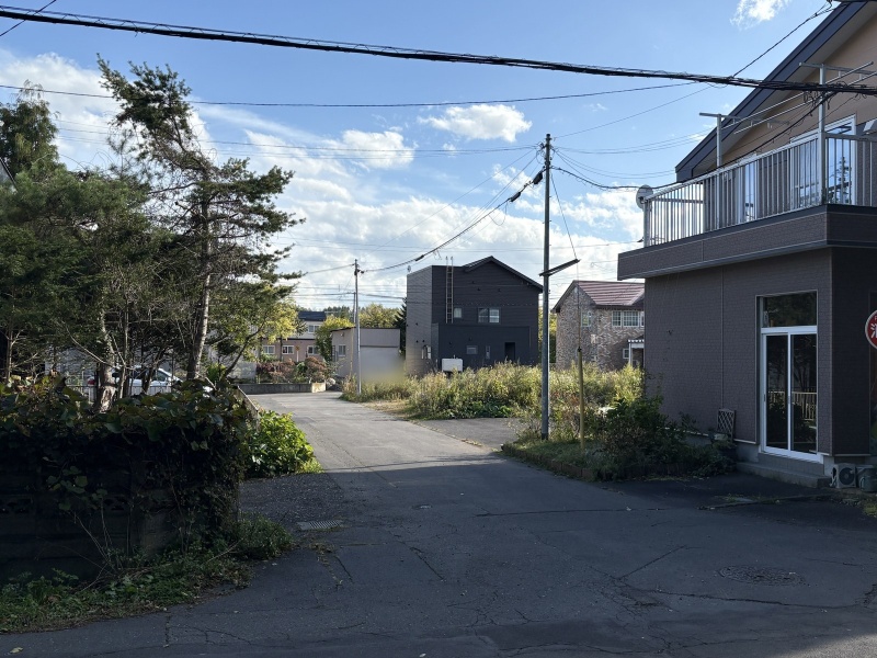 現地へ続く前面道路の様子