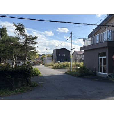 現地へ続く前面道路の様子