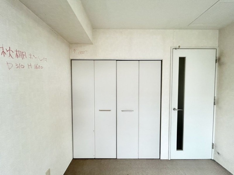 【リフォーム中】6.1帖洋室の収納です。収納内には枕棚とポー…