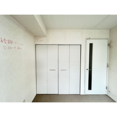 【リフォーム中】6.1帖洋室の収納です。収納内には枕棚とポー…