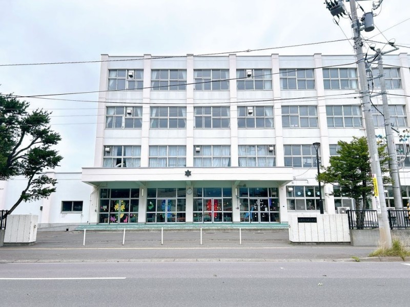 札幌市立柏陽小学校まで約640ｍ（徒歩８分）