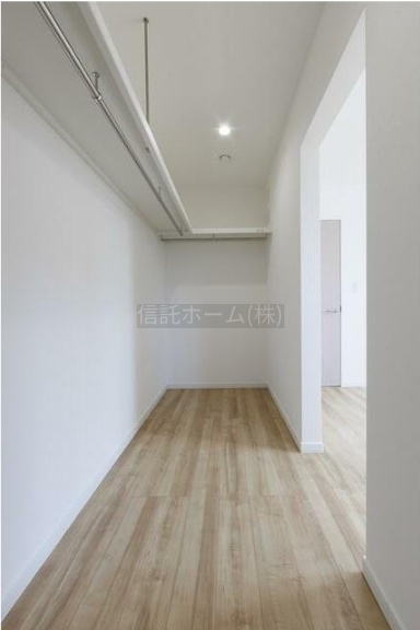 服や荷物をまとめて綺麗に保管！大容量ウォークインクローゼット