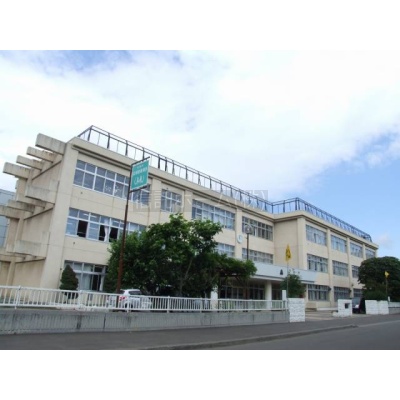 中学校：札幌市立新川西中学校：1213m