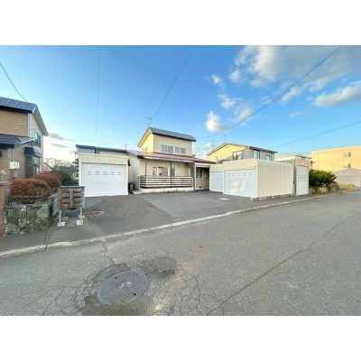 【現況販売】外観写真です、車庫が3つ設置されており、計５台…