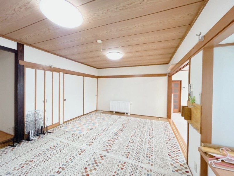 【現況販売】１階西側洋室１２帖です。