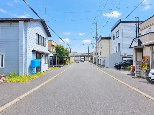 北東側から撮影した前面道路