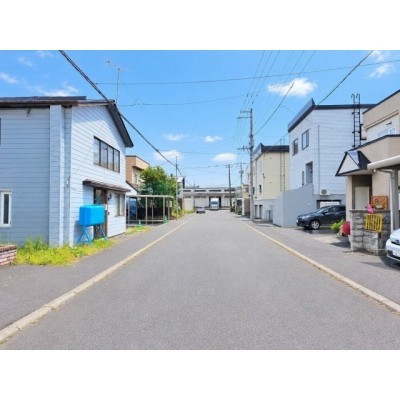 北東側から撮影した前面道路