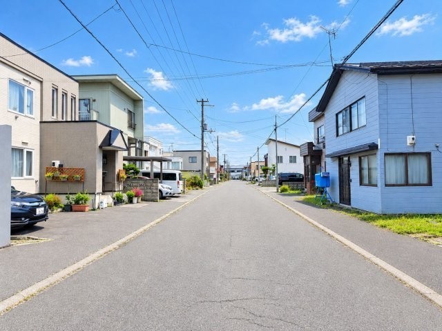南西側から撮影した前面道路