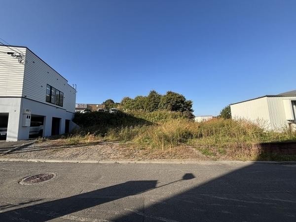 敷地面積は約111坪とゆとりがあり、南向きで陽当たりも良好！