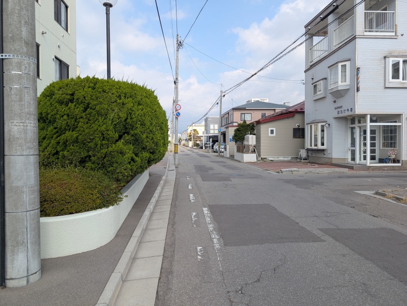 東側前面道路