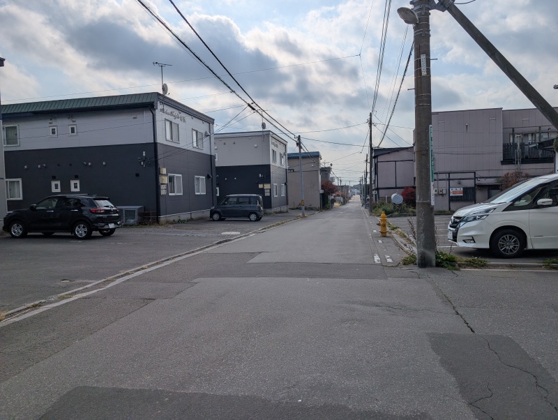 東側前面道路