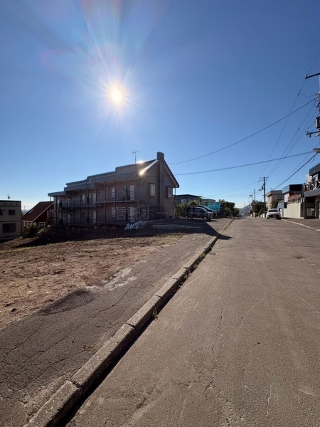 前面道路含む現地写真：幅員約8.0mの広い前面道路！車の出し入れもスムーズで安心♪