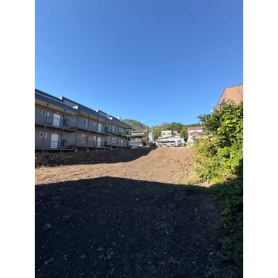 現地外観写真：落ち着いた住宅街に位置！子育て世帯にもピッタリな好立地です♪