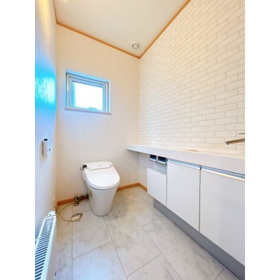 【トイレ】広々したトイレは、手洗い・収納付きのため綺麗な状…