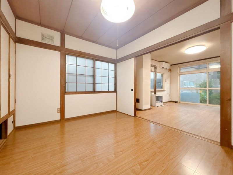 【リフォーム中】1階東側洋室です。リビングに組み込みます。…