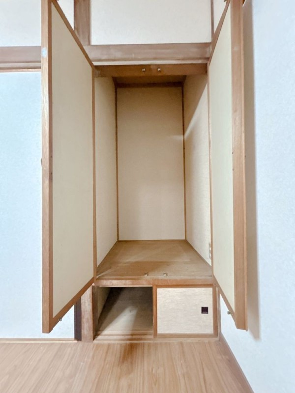 【リフォーム中】1階東側洋室の収納です。建具交換を行います。