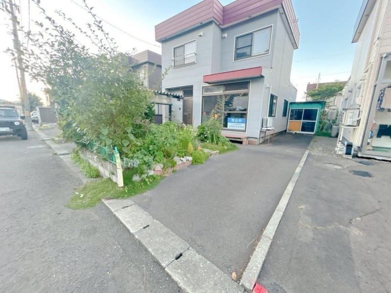 【リフォーム中】駐車場です。拡張を行い、並列3台可能です。