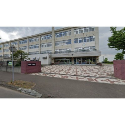 厚別中学校様まで徒歩14分です。（約1100ｍ）