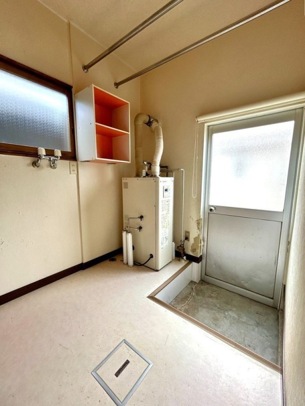【リフォーム中】洗面所です。給湯器は石油給湯器に新品交換し…
