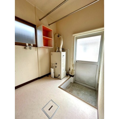 【リフォーム中】洗面所です。給湯器は石油給湯器に新品交換し…