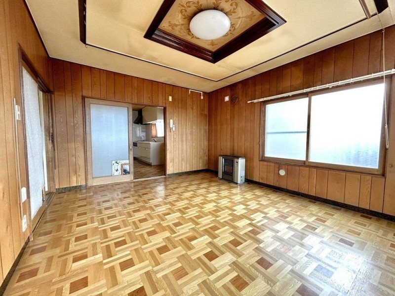 【リフォーム中】リビング約10帖です。写真奥の建具を撤去して…
