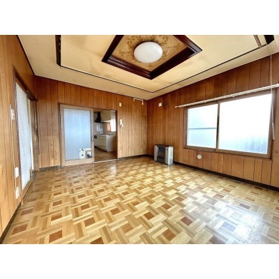 【リフォーム中】リビング約10帖です。写真奥の建具を撤去して…