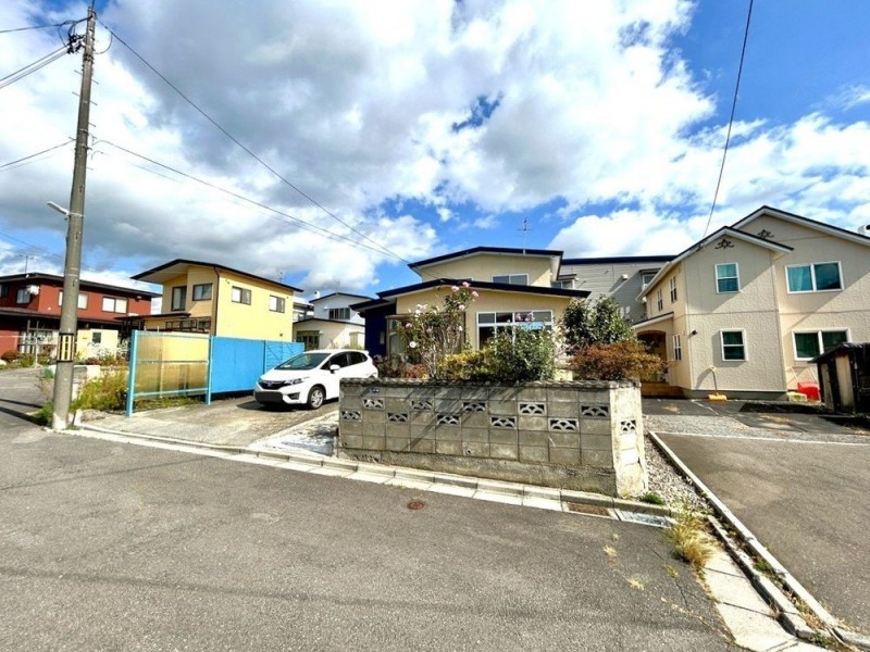 【リフォーム中】外観別角度です。塀を撤去し、並列4台駐車で…