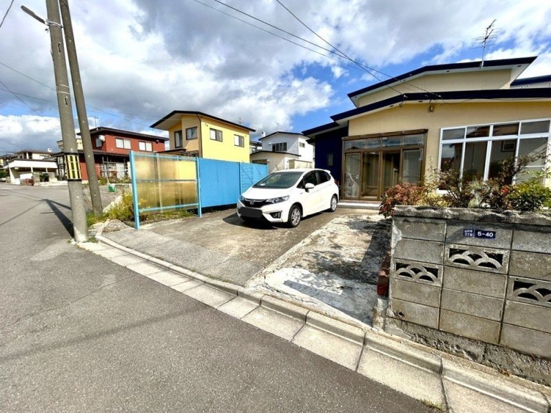 【リフォーム中】駐車場です。現在は車種によりますが、並列2…
