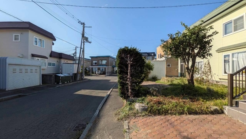 前面道路含む現地写真：見通しが良く車出し入れスムーズ！静かで安心の前面道路環境♪