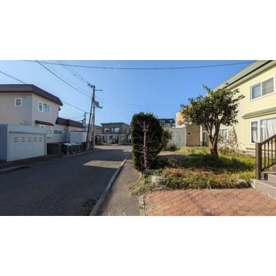 前面道路含む現地写真：見通しが良く車出し入れスムーズ！静かで安心の前面道路環境♪