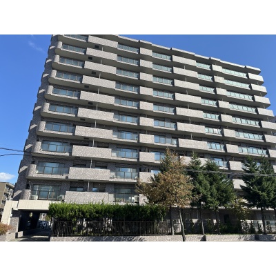 11階建ての堂々とした佇まいが魅力。街並みに映える外観と、落ち着いた住環境が印象的なマンションです。