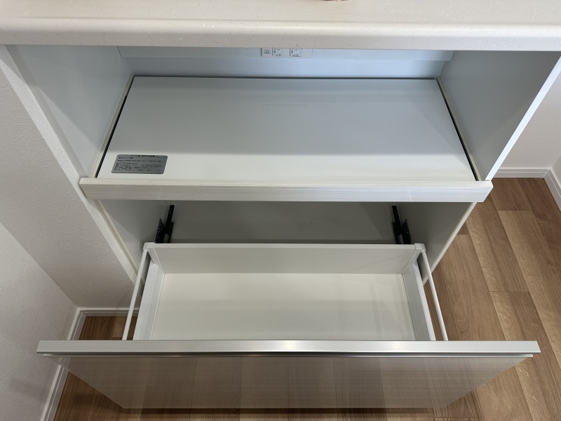 引き出し式と上部収納を備え、調理器具やキッチン用品をすっきり整理。出し入れしやすく、使い勝手も良好です。