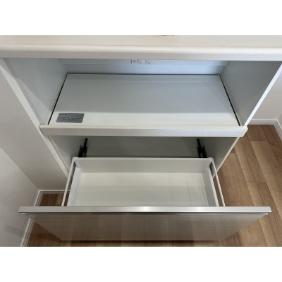 引き出し式と上部収納を備え、調理器具やキッチン用品をすっきり整理。出し入れしやすく、使い勝手も良好です。