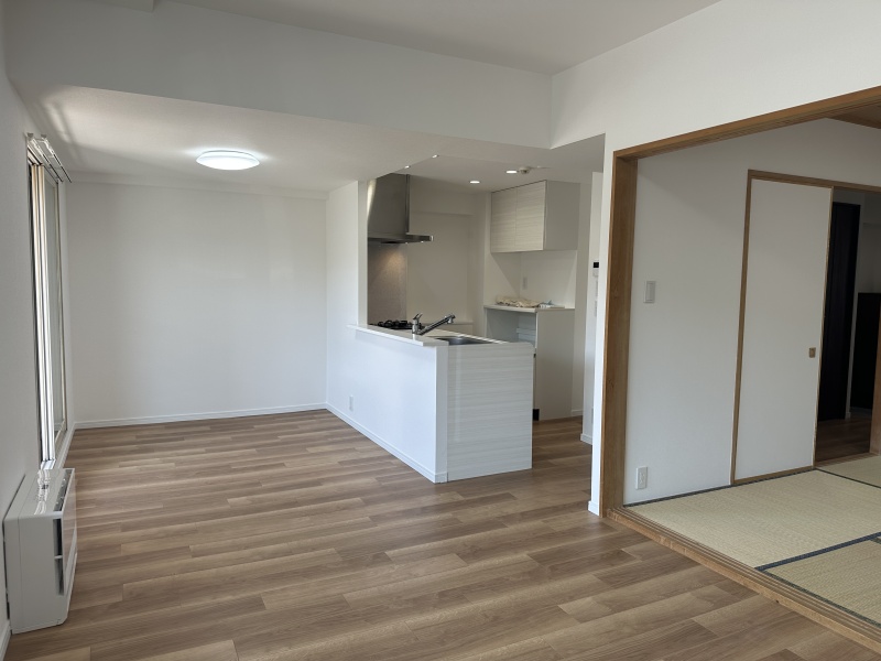 木目調の床が温かみを演出するLDK。和室と隣接した間取りで、空間を広く活用できるのが魅力です。