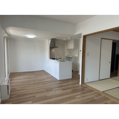 木目調の床が温かみを演出するLDK。和室と隣接した間取りで、空間を広く活用できるのが魅力です。