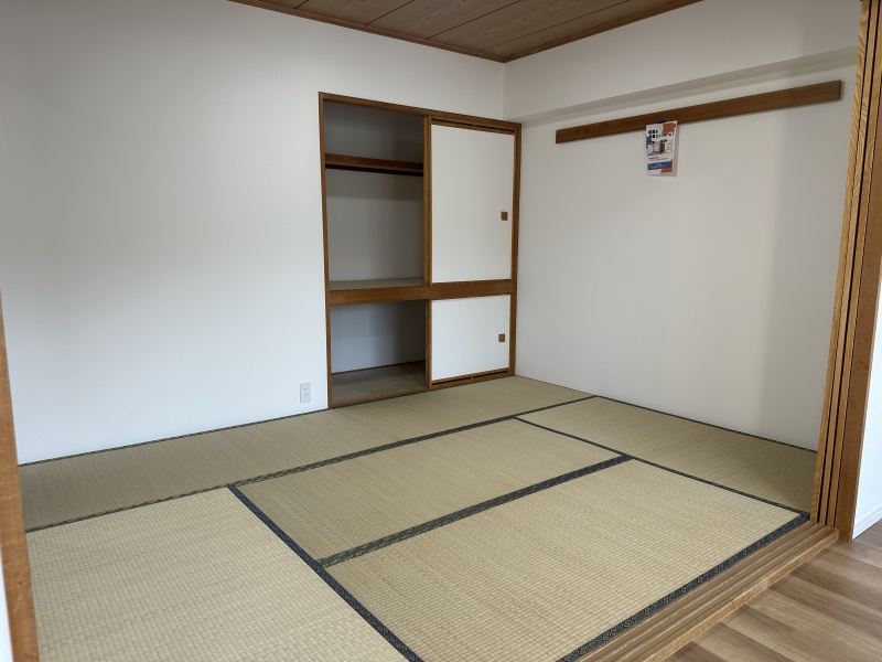 落ち着いた和の雰囲気が魅力の和室。畳の温もりを感じながら、くつろぎの空間や客間として活用できます。